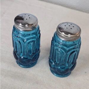 Vintage LE Smith Colonial Blue Moon and Stars Salt and Blue Glass Pepper Shakers